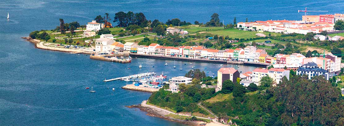 Casas coloridas del paseo marítimo de Mugardos junto a la ría de Ferrol