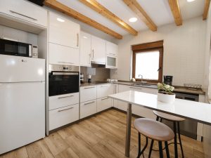 Cocina moderna y equipada de Casa Bieiteiros en Valdoviño, ideal para estancias largas y familias