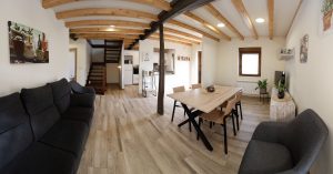 Vista interior del amplio salón comedor y cocina en Casa Bieiteiros, alojamiento rural en Valdoviño